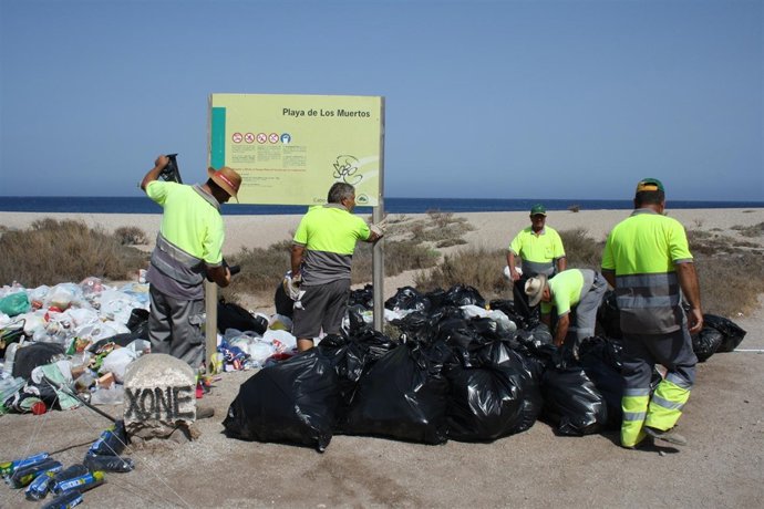 Limpieza en la Playa de los Muertos