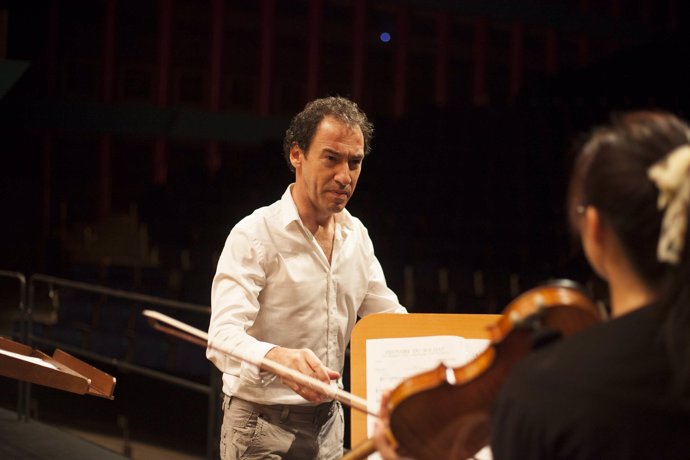 El director del Ensemble, Fabián Panisello durante un ensayo en el Palacio 
