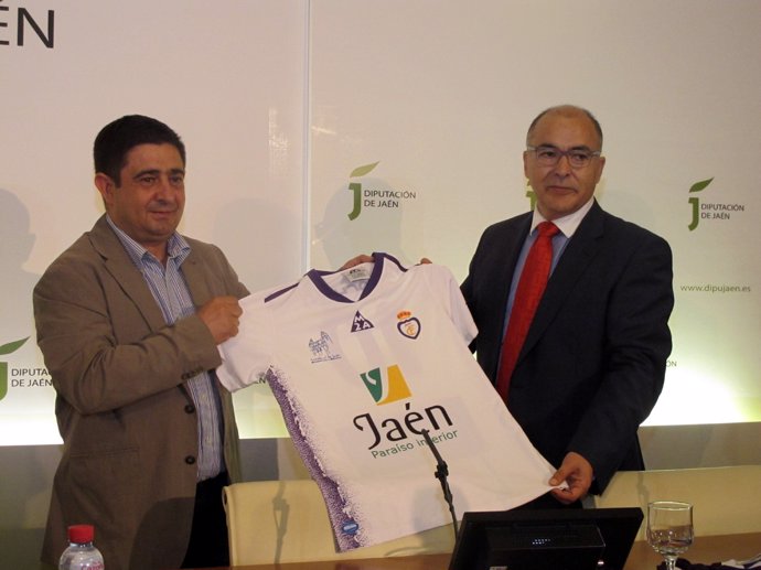 Francisco Reyes y Rafael Teruel presentan la nueva camiseta del Real Jaén