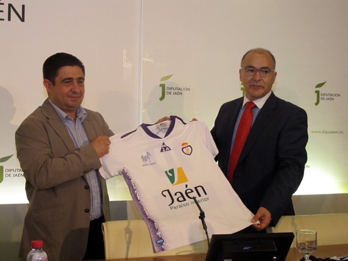 Francisco Reyes y Rafael Teruel presentan la nueva camiseta del Real Jaén