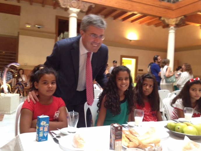 El alcalde de Jaén, con niños saharauis
