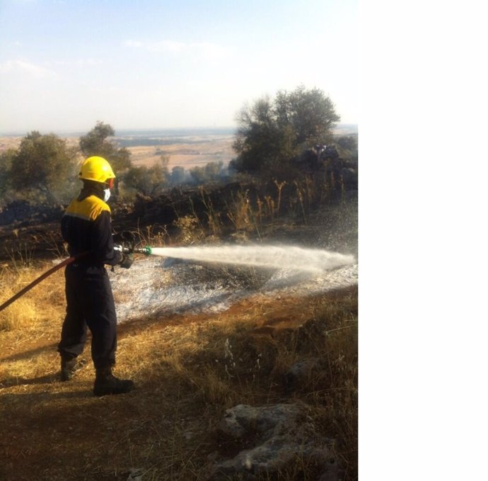 Un bombero trabajando en la extinción de el incendio de El Molar