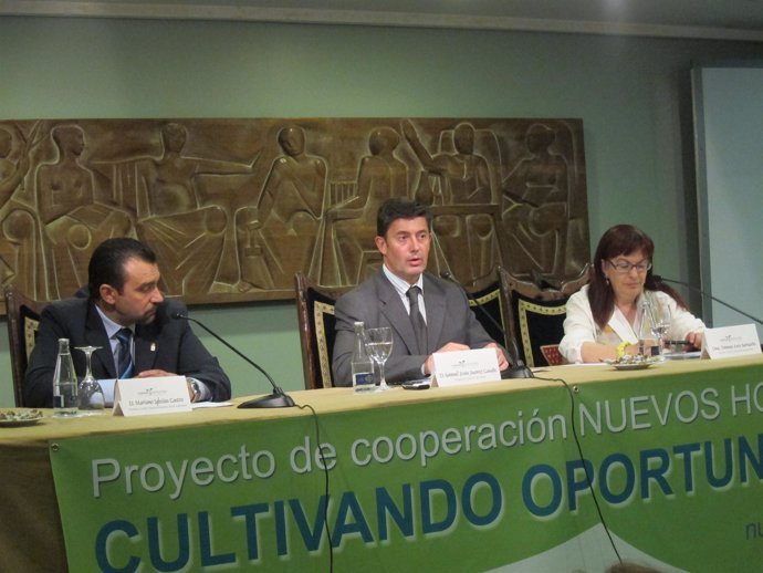 En el medio, el delegado del gobierno en Galicia, Samuel Juárez
