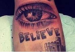 Justin Bieber vuelve ha tatuarse