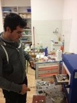 Sacerdote realizando piezas de cerámica