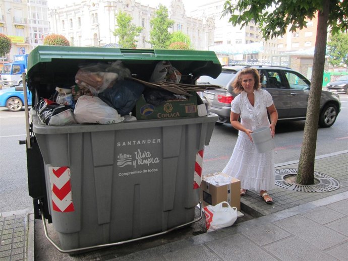 Vecina de Santander dejando basura en un contenedor 