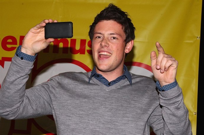 PARAMUS, NJ - NOVEMBER 04:  Actor Cory Monteith attends the cast of "Glee" signi
