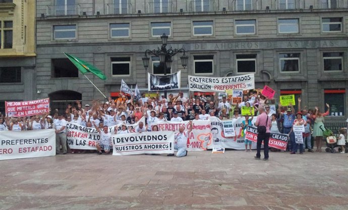 Afectados por preferentes de Caja Cantabria protestan en Oviedo 