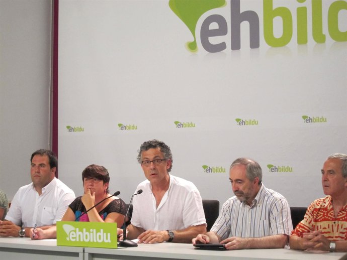 Xabier Mikel Errekondo, con varios senadores y diputados de Amaiur