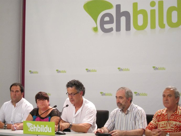 Xabier Mikel Errekondo, acompañado de varios diputados y senadores de Amaiur