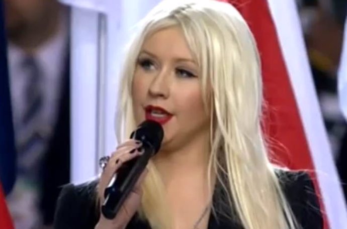 Christina Aguilera la peor intérprete del himno estadounidense