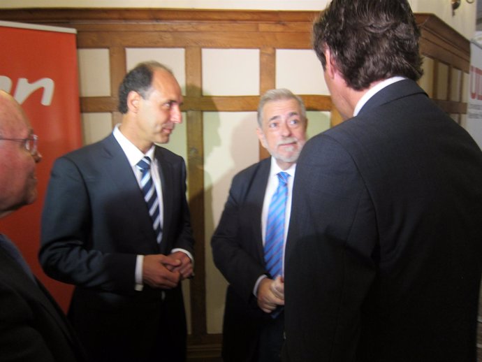 Antonio Beteta con el presidente de Cantabria en la UIMP