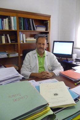 El radiólogo e investigador de la Universidad de Granada (UGR) Nicolás Olea