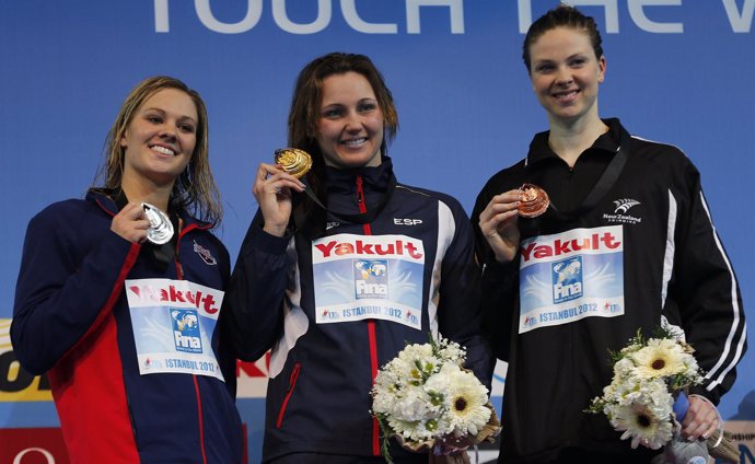 La nadadora española Melanie Costa con la medalla de oro