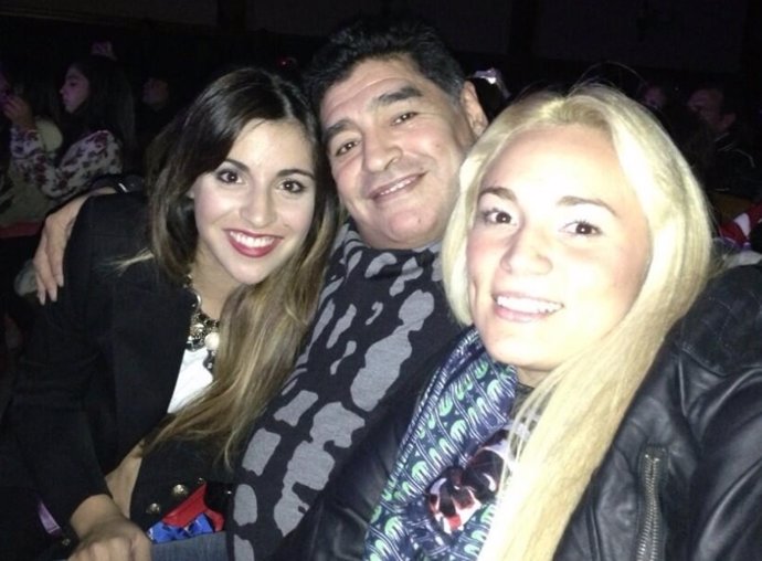 Maradona con su hija Gianinna y su novia Rocío Oliva