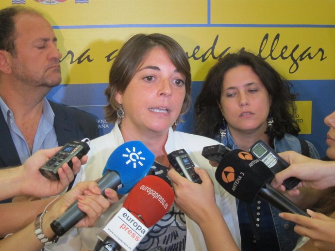 Elena Cortés atiende a los periodistas este lunes