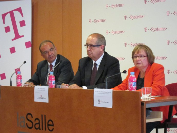 José Manuel Desco (T-Systems), el conseller Felip Puig y Carme Carmona