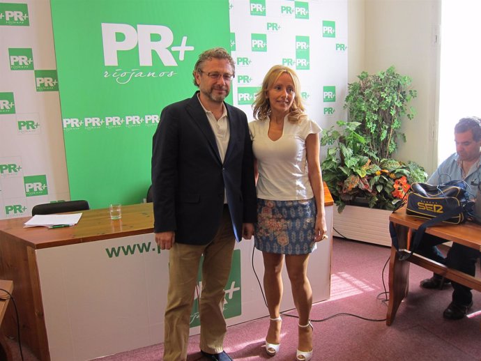Julio Revuelta acompañado de la coordinador del PR+ en Logroño, Gloria León