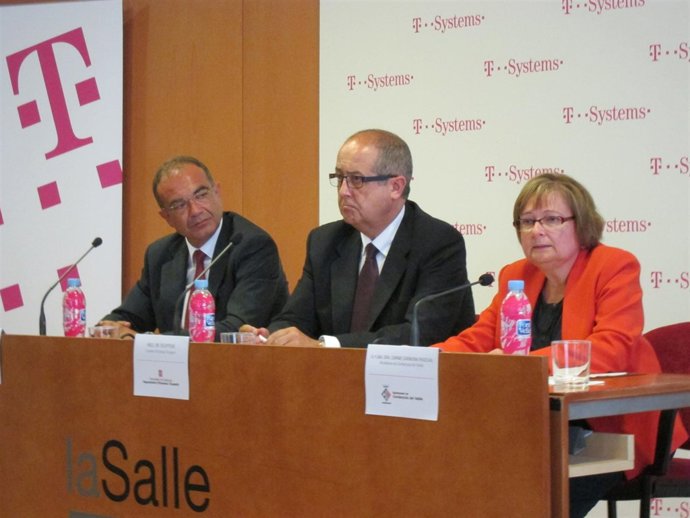 José Manuel Desco (T-Systems), el conseller Felip Puig y Carme Carmona