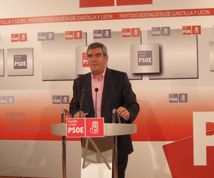 Julio Villarrubia tras la reunión de la Permanente de la Ejecutiva del PSOE