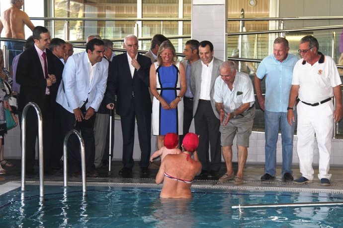 Luciano Alonso y la alcaldesa de Marbella en una nueva piscina en San Pedro