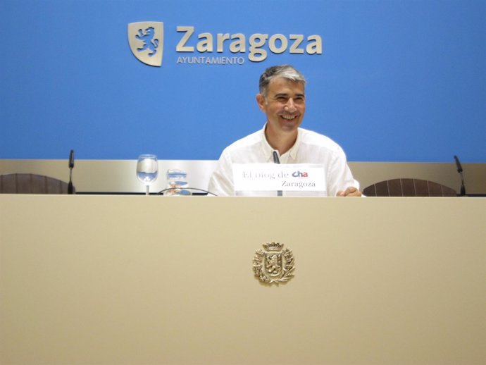 El portavoz de CHA, Juan Martín, en el Ayuntamiento de Zaragoza