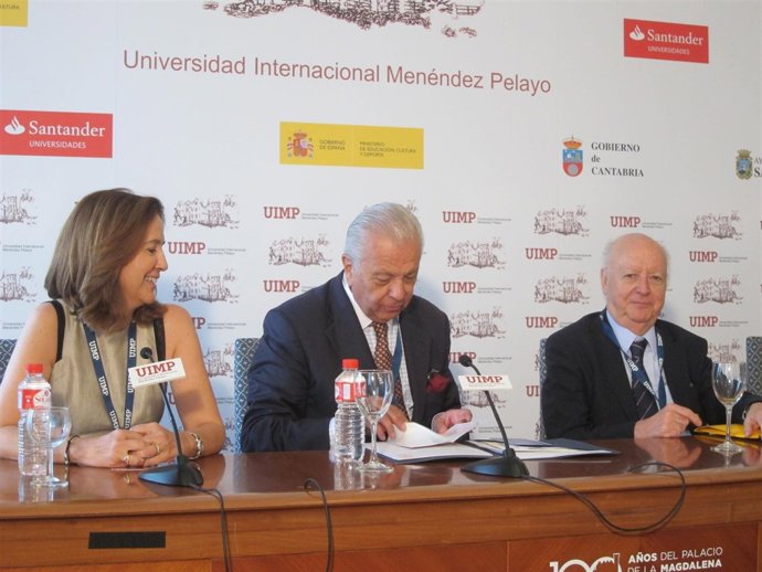 Jorge Edwards, a la derecha, en la UIMP