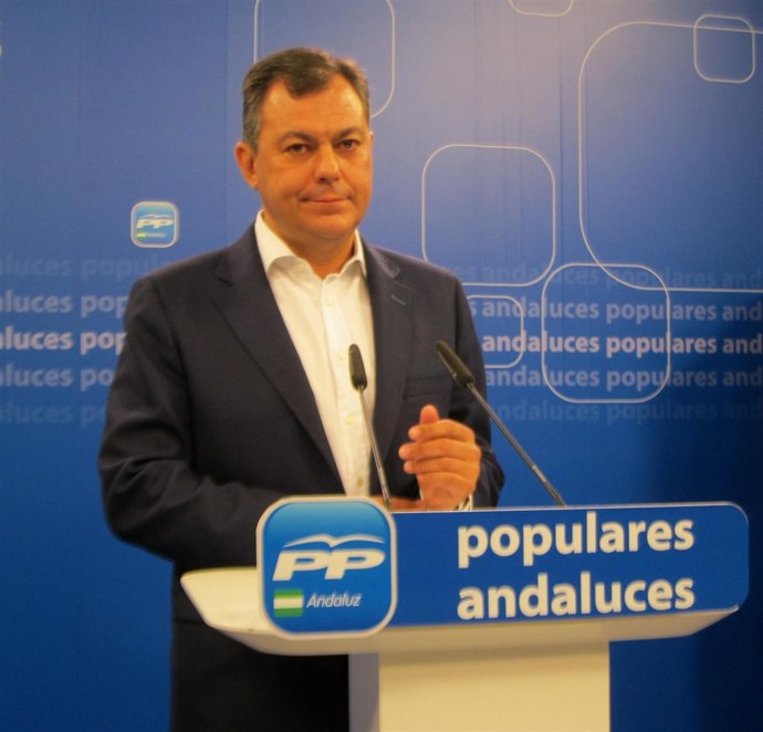 El seceretario general del PP-A, José Luis Sanz, hoy en rueda de prensa