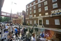 El hospital londinense en el que está ingresada Kate Middleton se convierte en reclamo turístico