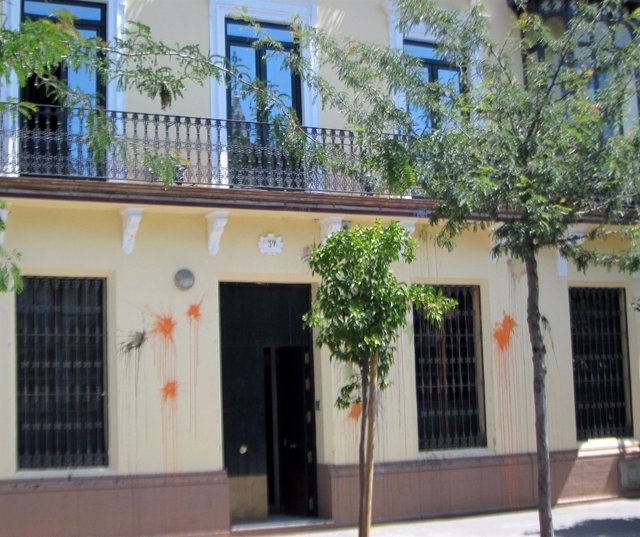 La sede del PP-A con pintadas en la fachada