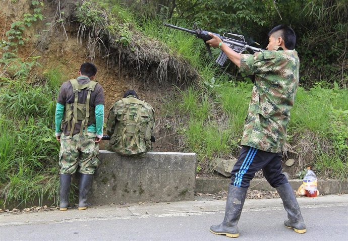 Miembros de las FARC disparan a soldados en Colombia
