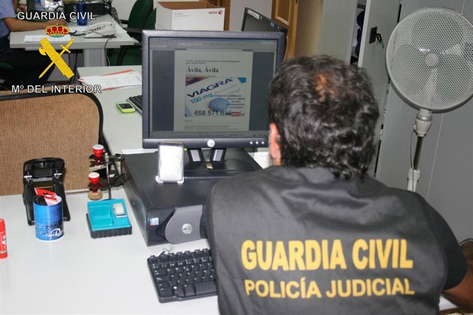 Un agente de la Benemérita durante la investigación de 'Pangea'