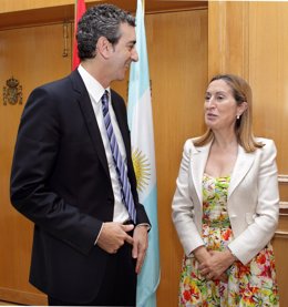 La ministra de Fomento, Ana Pastor, con el ministro de Transporte argentino