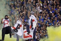 Argentina.- Fernández muestra "tarjeta roja" a directivos que "permiten" la violencia en el fútbol