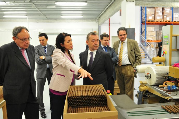 Rivero en su visita a la fábrica remodelada de Dos Santos y Philip Morris 