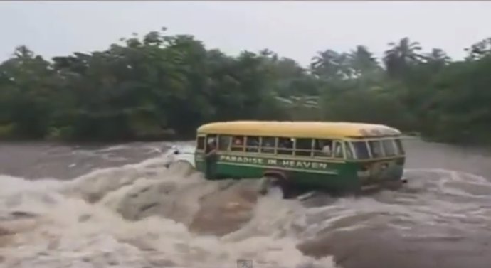 Un autobús, vuelca en el río, en Samoa