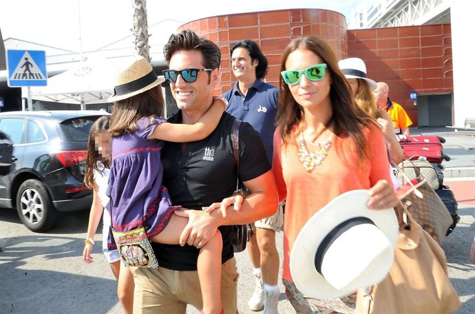 Paula Echevarría y David Bustamante a su llegada al puerto de Barcelona 