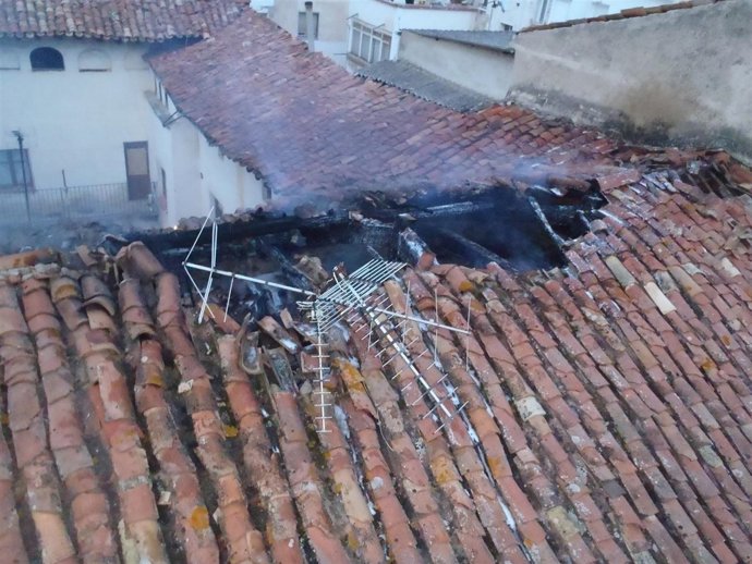 Tejado Quemado Tras Incendio      