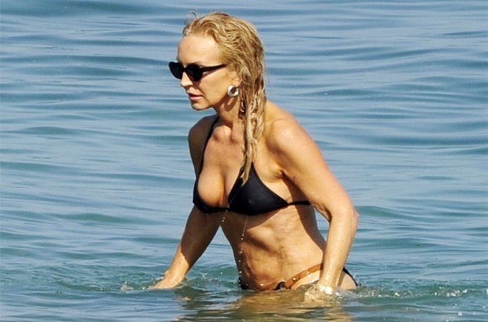 Carmen Lomana al más puro estilo 007 en las playas de Marbella