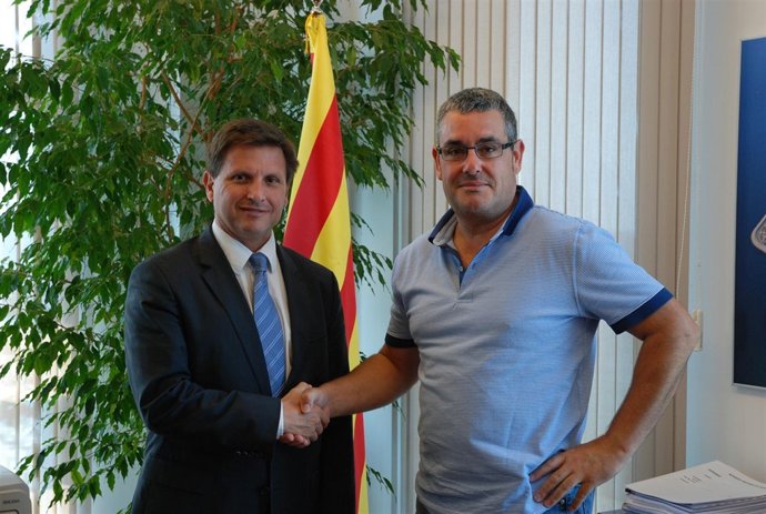 Josep Andreu (derecha) y Lluís Monfort firman el acuerdo de colaboración