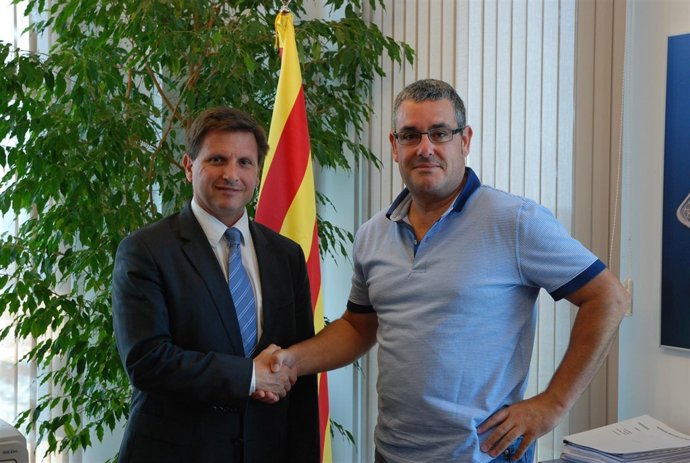 Josep Andreu (derecha) y Lluís Monfort firman el acuerdo de colaboración