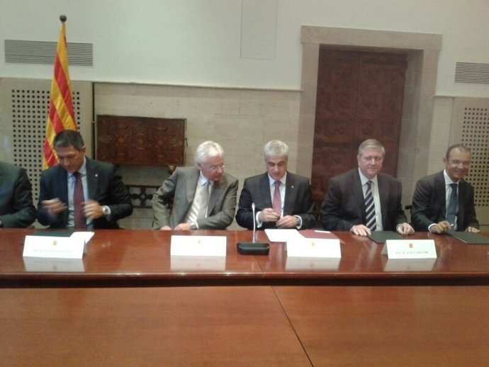 Los consellers F.Mascarell y G.Gordó firman convenios con colegios profesionales