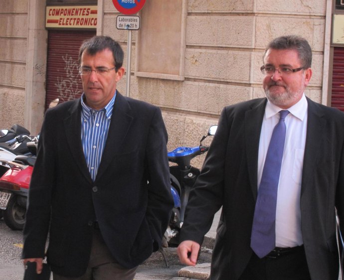 Miquel Nadal junto a su abogado