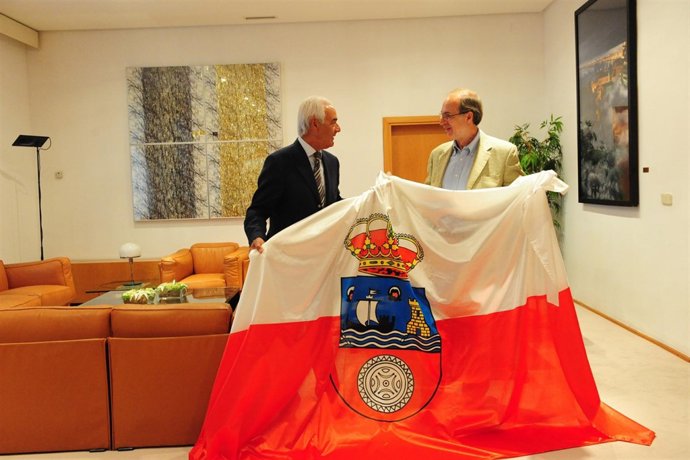 El presidente del Parlamento entrega la bandera al alcalde de Reocín
