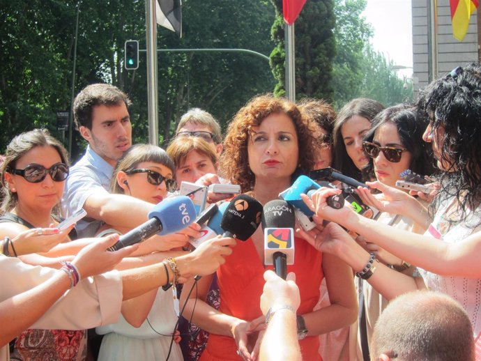 La consejera andaluza María Jesús Montero atendiendo a los periodistas