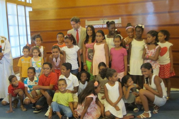 Manuel Gracia en el encuentro con los niños saharauis