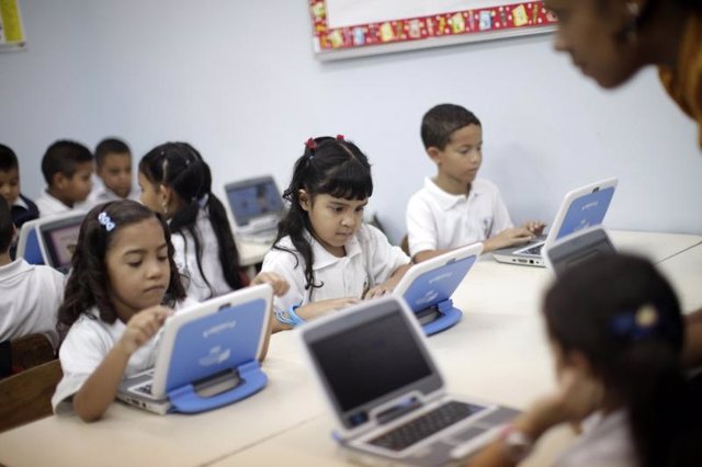 Niños menores utilizando ordenador ordenadores portátil portátiles