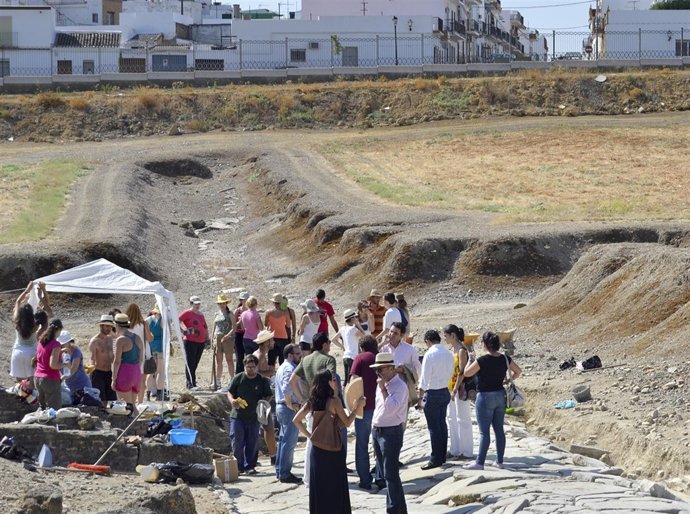 Jóvenes trabajando en Itálica