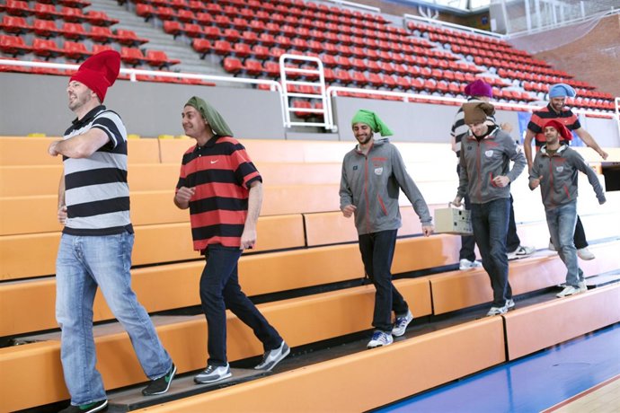 Jugadores de la selección de baloncesto representando el cuento de Blancanieves