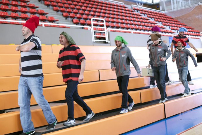 Jugadores de la selección de baloncesto representando el cuento de Blancanieves